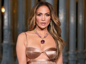 Jennifer-Lopez-is-worth-a-fortune-02-7e20dc921c5c4766bbe4a49840aece2d