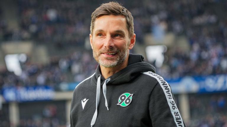 Hannover 96 Trainer Stefan Leitl schwört, das Team in dieser Saison zurück in die Bundesliga 1 und anschließend in die Bundesliga zu befördern.