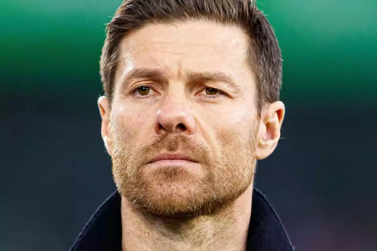 Eilmeldung: Xabi Alonso bricht zusammen, verbunden mit chronischer lymphovaskulärer Erkrankung, die sofortige Operation erfordert, bestätigt Arzt