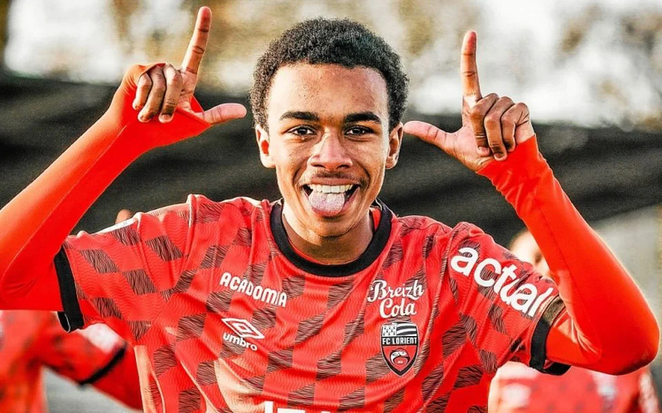 Le FC Lorient est sur le point de perdre sa superstar prolifique Eli Junior Kroupi au profit de Leipzig, un coup dur pour le club.