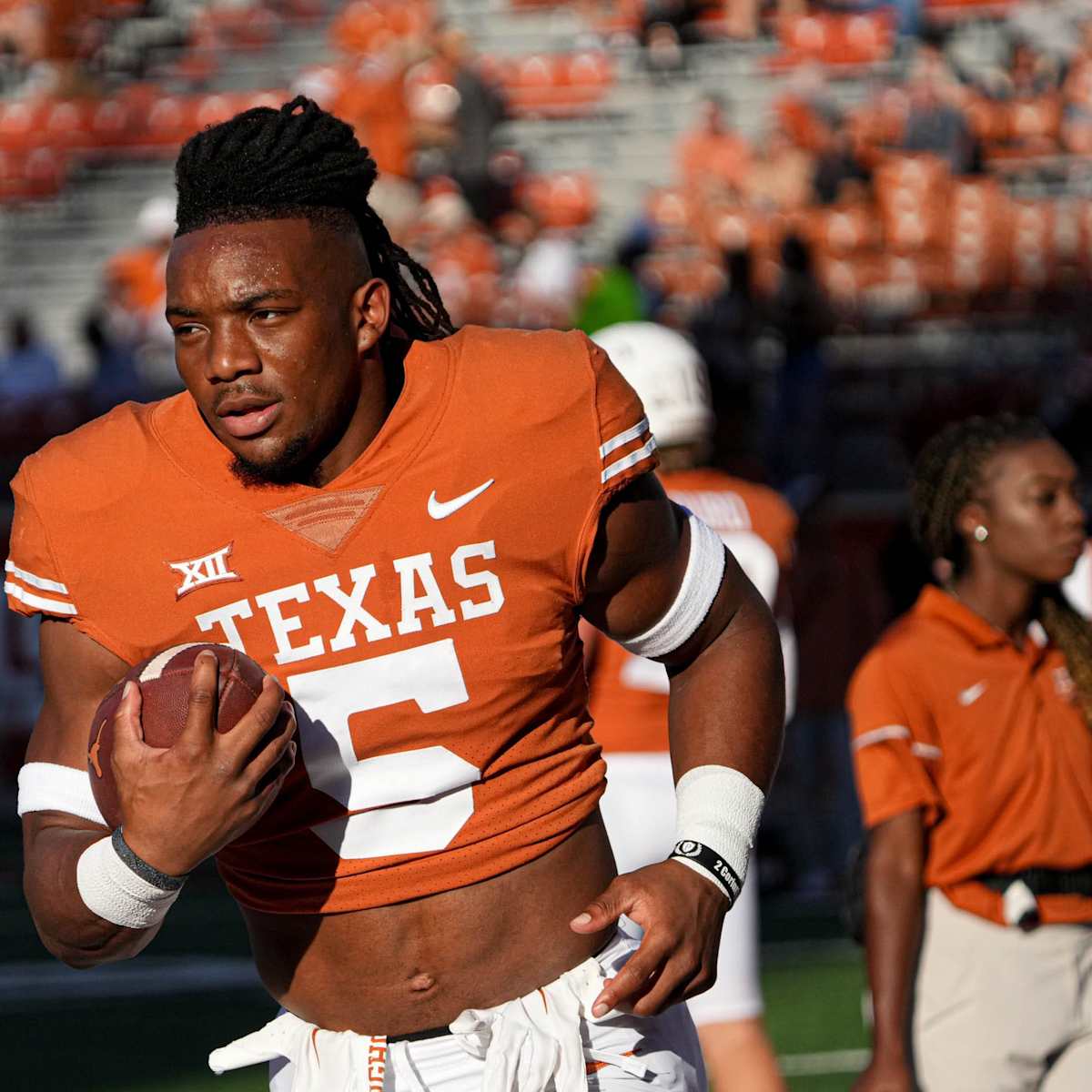 Bijan Robinson Stuns the Football World with Shocking Return to Texas Longhorns for 2024 Season