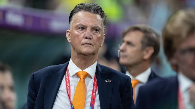 Voormalig Ajax-trainer Louis van Gaal zou een hartaanval hebben gehad en naar het ziekenhuis zijn gebracht