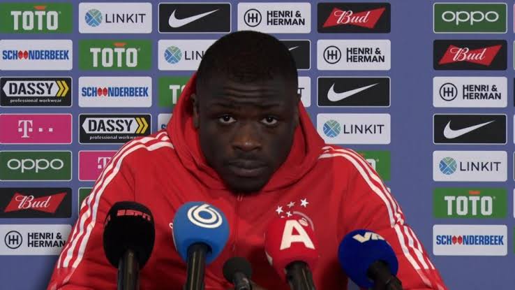 Bryan Brobbey kondigt vertrek aan bij Ajax vanwege racismebeschuldigingen