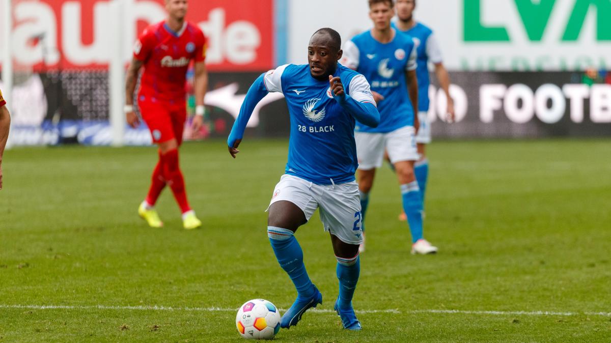 Eilmeldung: Hansa Rostock-Trainer Daniel Brinkmann befürchtet Abgang von Christian Kinsombi zu Energie Cottbus, Tabellenführer der 3. Liga