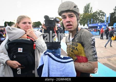 Wout Van Aert Vond Zichzelf in Een Mix van Gevoelens Toen Zijn Vrouw Plots een Dorn in Zijn Vlees Werd, Dreiging om Juridische Actie te Ondernemen