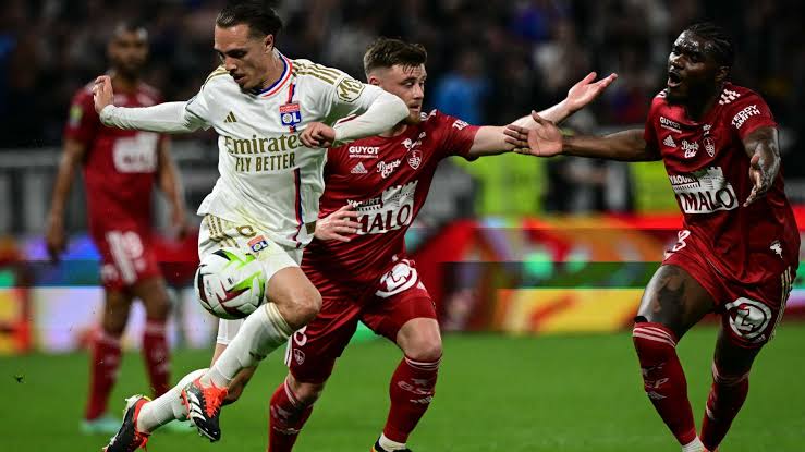 Le Stade Brestois réalise une victoire éclatante contre Lyon (2-1)