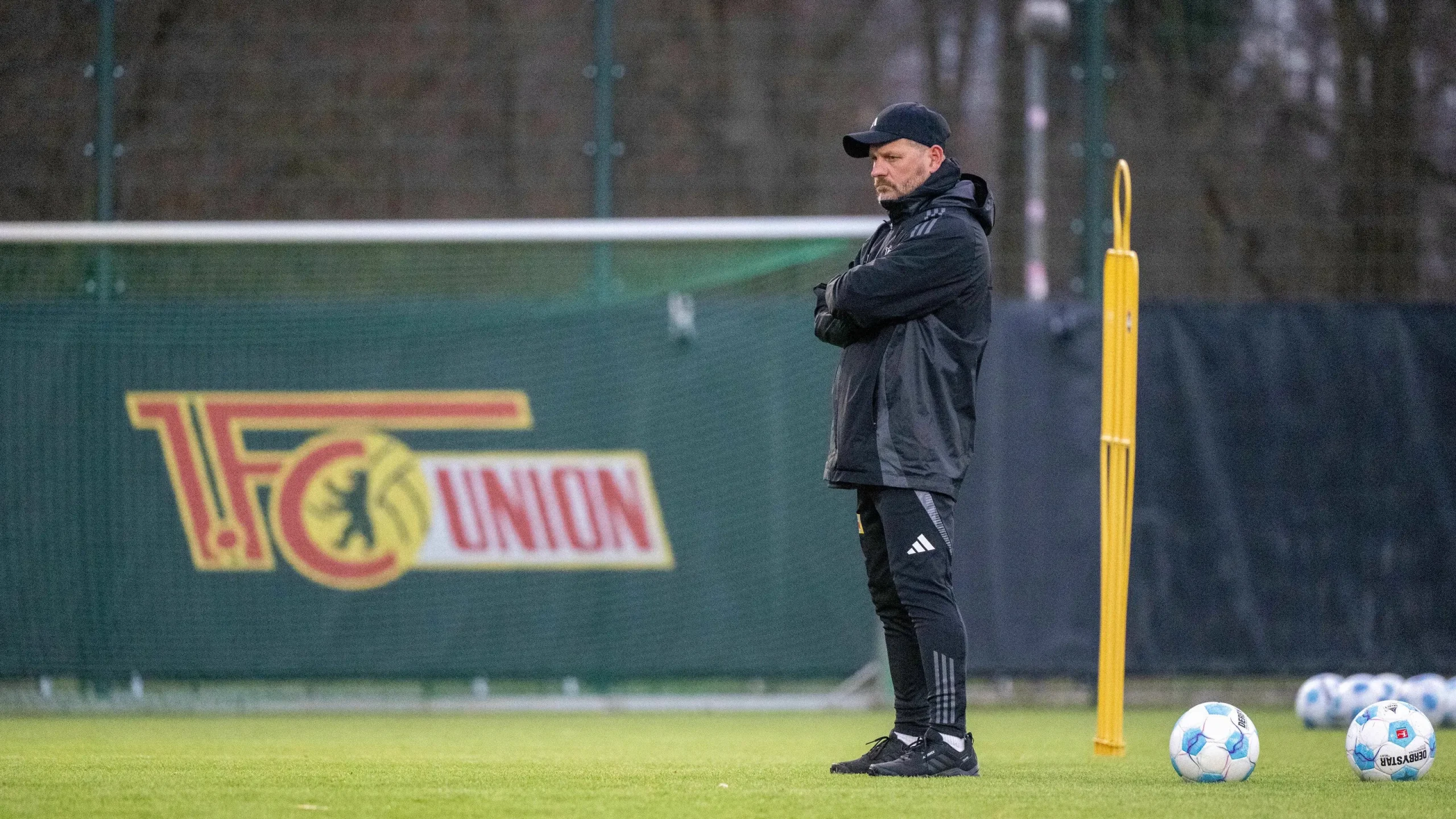 Eilmeldung: Union Berlin Trainer Steffen Baumgart nach Zusammenbruch im Training ins Krankenhaus eingeliefert