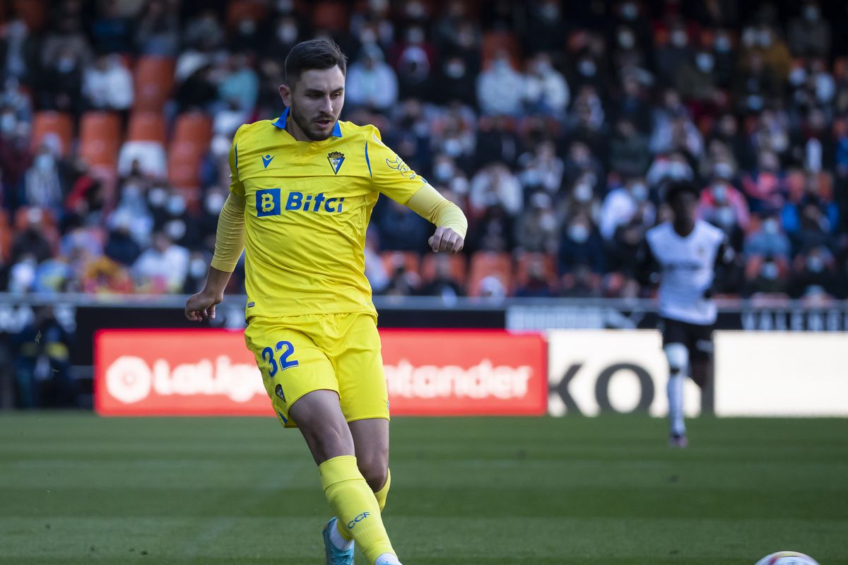 El Cádiz CF Aceptaría la Oferta Millonaria del Manchester United por Víctor Chust