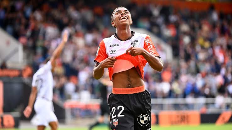 Eli Junior Kroupi exprime un grand engagement futur avec Lorient et remercie Bournemouth d’avoir accepté l’offre de Lorient pour lui