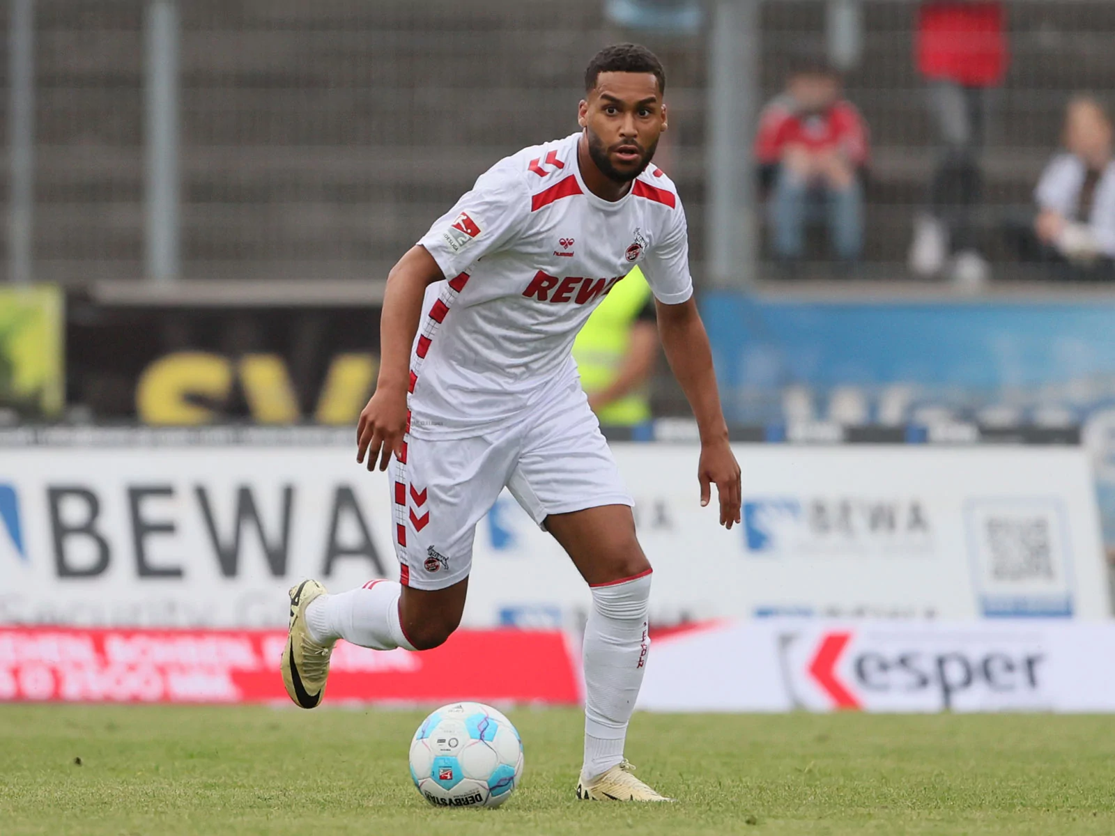 Última Hora: El Levante UD supera al Elche y acuerda el fichaje de Linton Maina del FC Köln